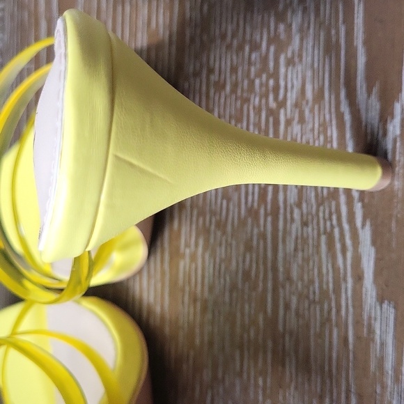 NWT New York & Co Biana Women's Yellow Heels with Clear Straps Size 10 - Picture 11 of 11